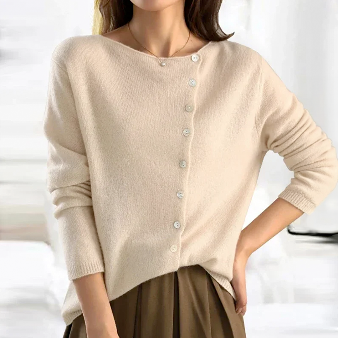 EM | Asymmetrischer Strickpullover mit Knopfleiste