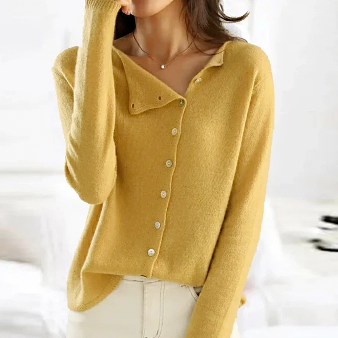 EM | Asymmetrischer Strickpullover mit Knopfleiste