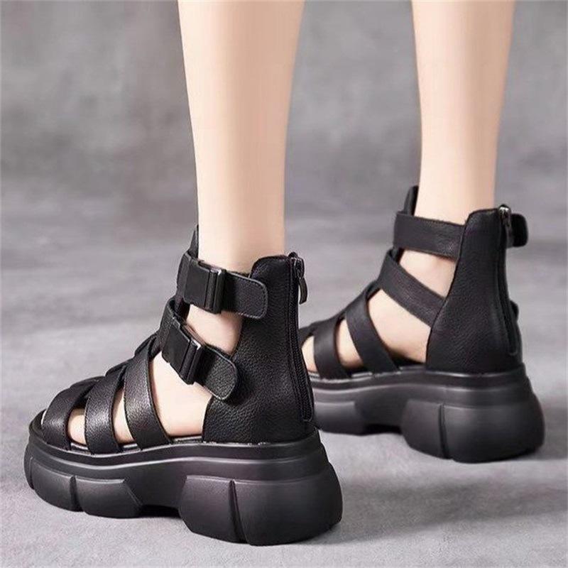 EM | Klobige Gladiatorensandalen mit mehreren Riemen