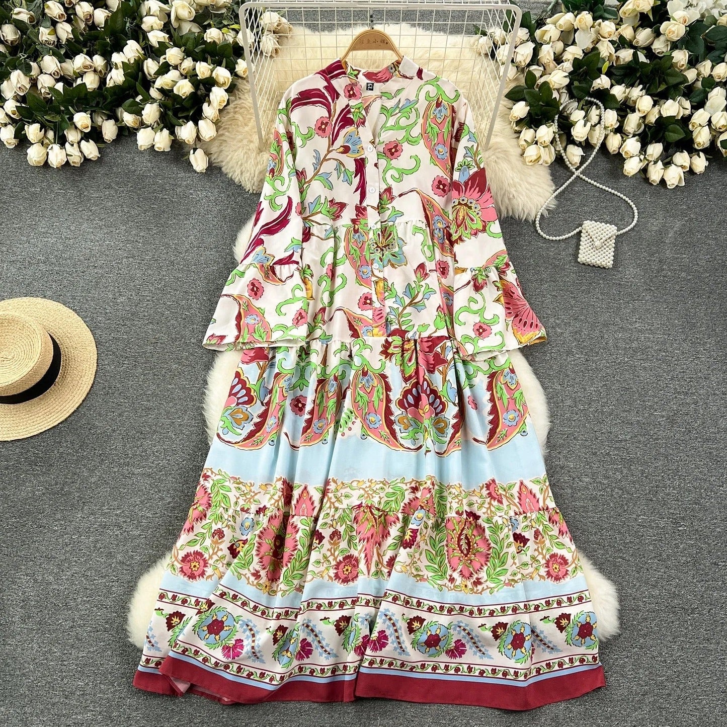 EM | Bedrucktes langes Vintage-Kleid mit V-Ausschnitt und ausgestellten Ärmeln