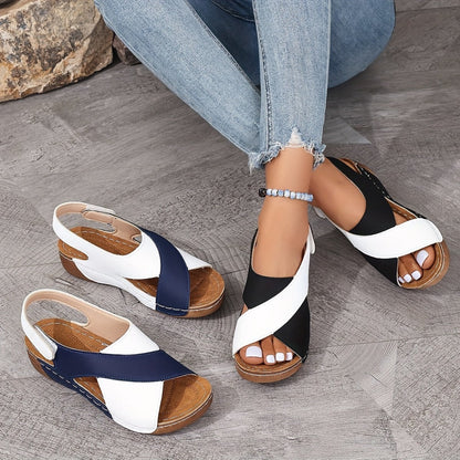 EM | Lässige Keilsandalen mit Kreuzriemen