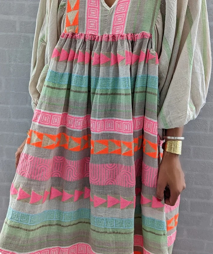 EM | Langärmeliges Maxikleid mit V-Ausschnitt