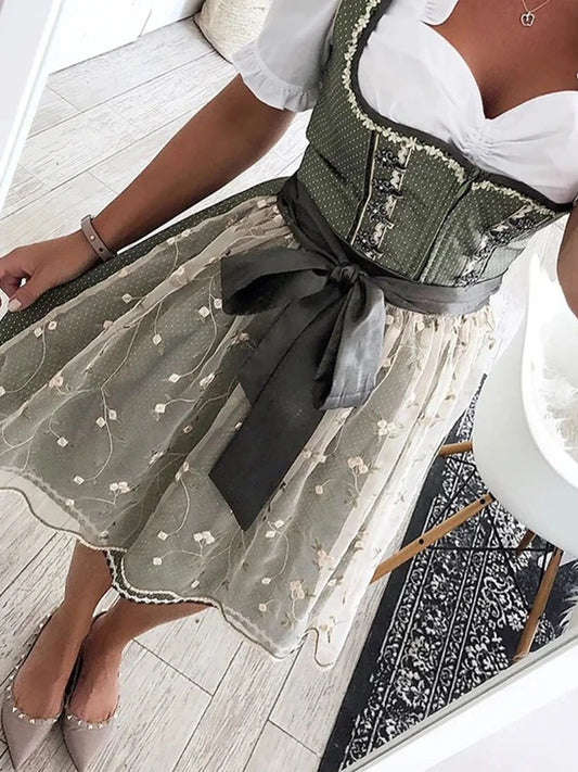 MW | Dreiteiliges Set im Dirndl-Stil: Kleid mit Spitzen- und Punktedekor