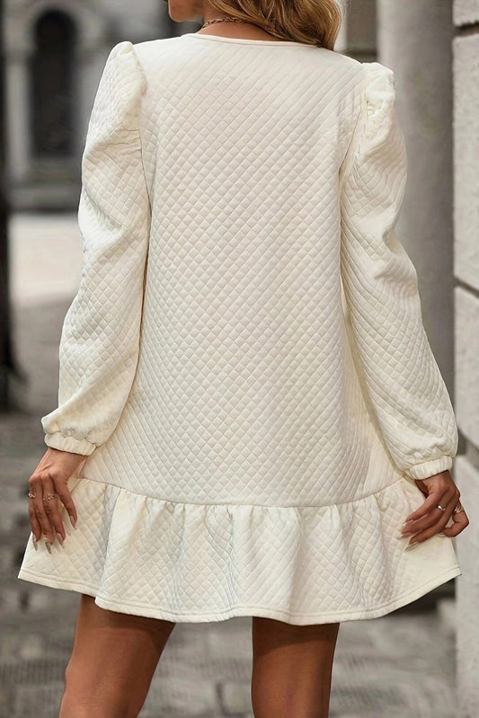 MW | Weißes strukturiertes Minikleid mit Rüschensaum
