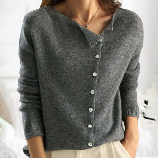 EM | Asymmetrischer Strickpullover mit Knopfleiste
