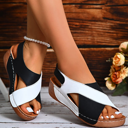 EM | Lässige Keilsandalen mit Kreuzriemen