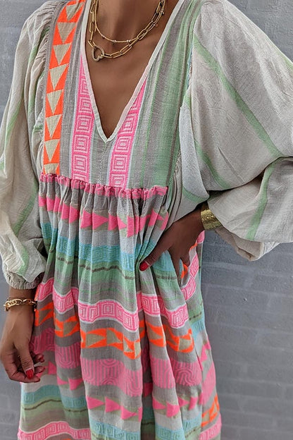 MW | Rosa gestreiftes Midikleid mit griechischem Schlüssel und orangefarbener Kette
