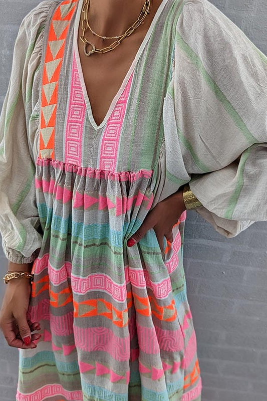 MW | Rosa gestreiftes Midikleid mit griechischem Schlüssel und orangefarbener Kette