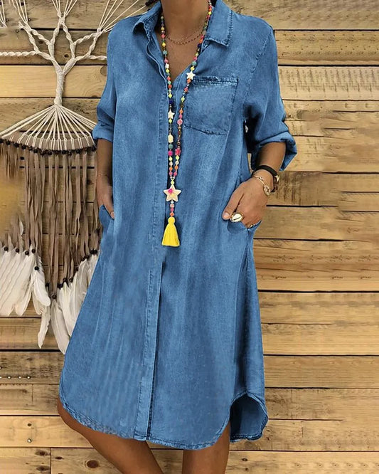 EM | Jeans midikleid mit gekrempelten Ärmeln und einer Brusttasche.