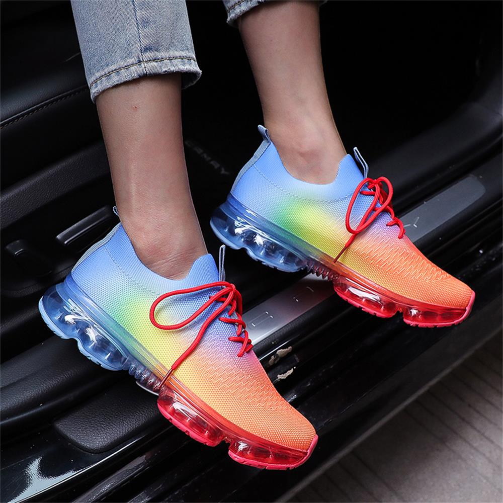 EM | Lässige Sneakers mit transparenter Sohle und Schnürung