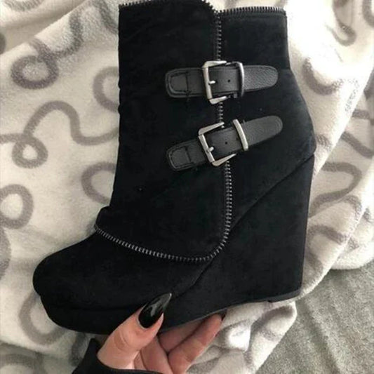 EM | Keilstiefeletten aus Wildleder mit Schnallenriemen