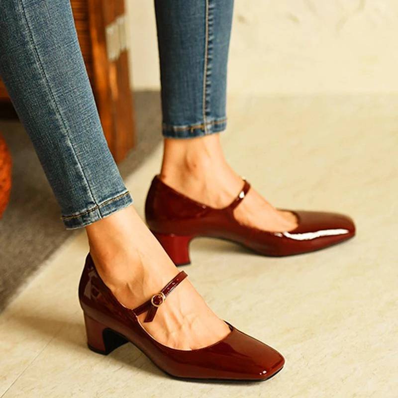 EM | Schuhe mit glänzendem Blockabsatz