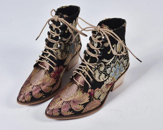 Elegante und stützende orthopädische Stiefel