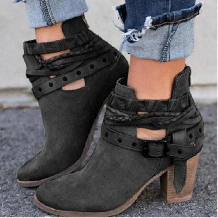 EM | Schicke Ankle Boots mit geflochtenem Riemen