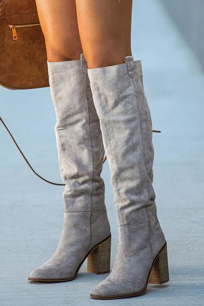 EM | Trendige kniehohe Wildlederstiefel