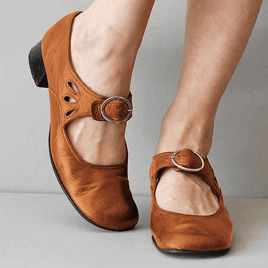 EM | Schuhe mit niedrigem Absätze und Schnalle