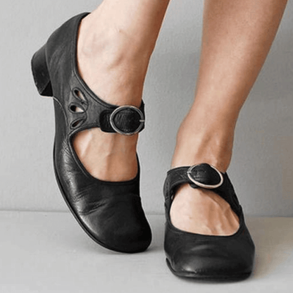 EM | Schuhe mit niedrigem Absätze und Schnalle