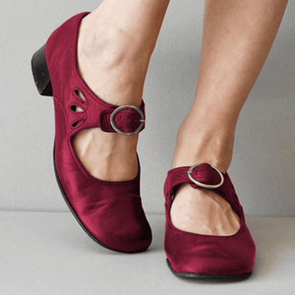 EM | Schuhe mit niedrigem Absätze und Schnalle