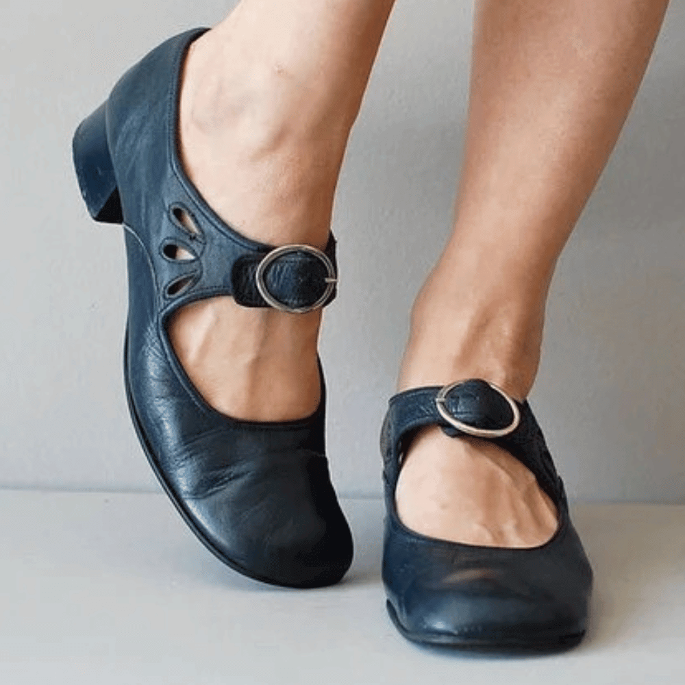 EM | Schuhe mit niedrigem Absätze und Schnalle