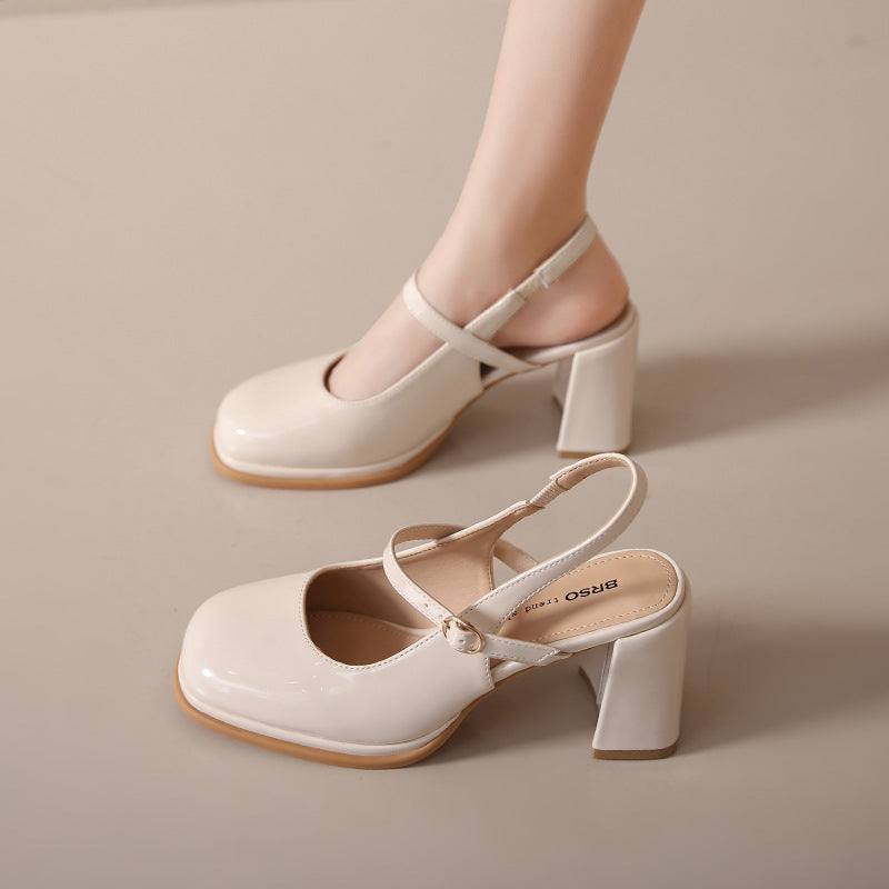 EM | Schuhe mit klobigem Absatz und verstellbarem Riemen
