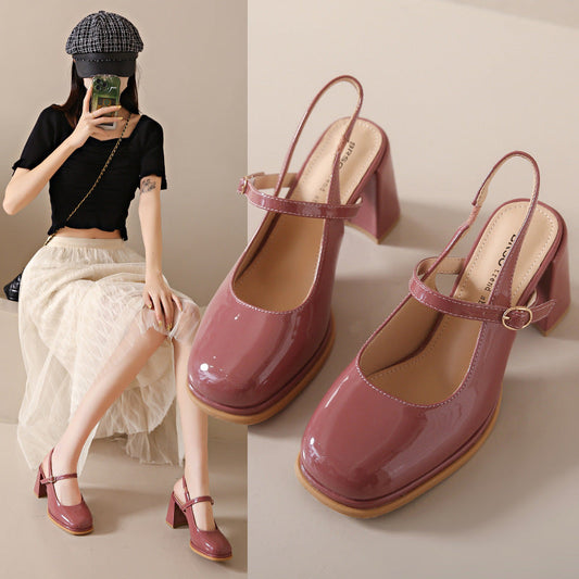 EM | Schuhe mit klobigem Absatz und verstellbarem Riemen