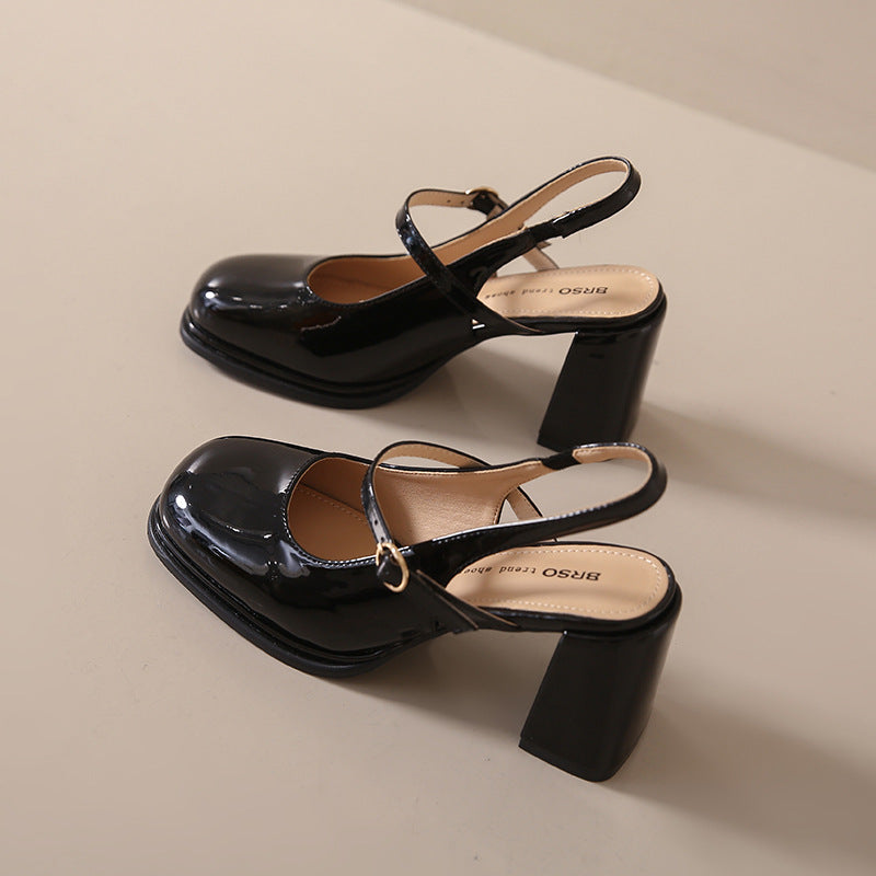 EM | Schuhe mit klobigem Absatz und verstellbarem Riemen