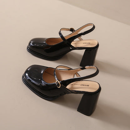 EM | Schuhe mit klobigem Absatz und verstellbarem Riemen