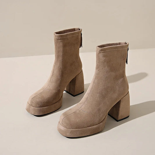 Stützende und trendige orthopädische Stiefel