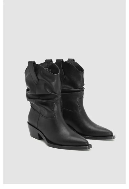 Modische und stützende orthopädische Stiefel