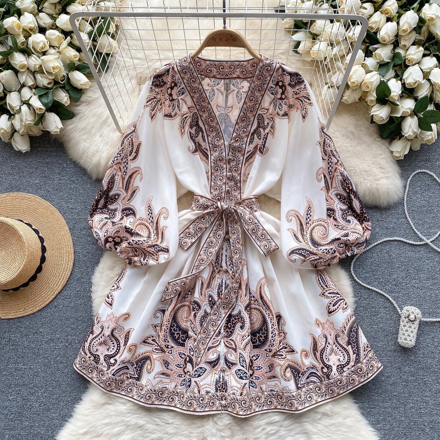 EM | Elegantes Minikleid mit Vintage-Print, Puffärmeln in A-Linie und V-Ausschnitt