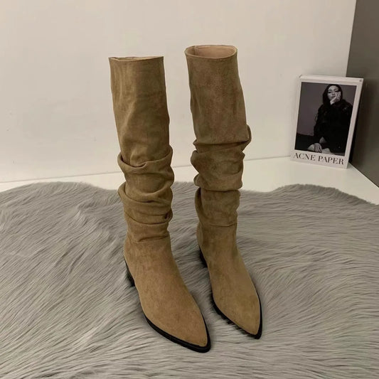 Stützende und trendige orthopädische Stiefel