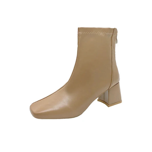 Stützende und trendige orthopädische Stiefel