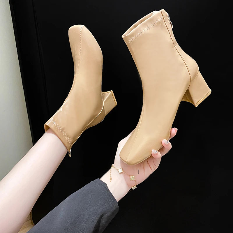 Bequeme und modische orthopädische Stiefel
