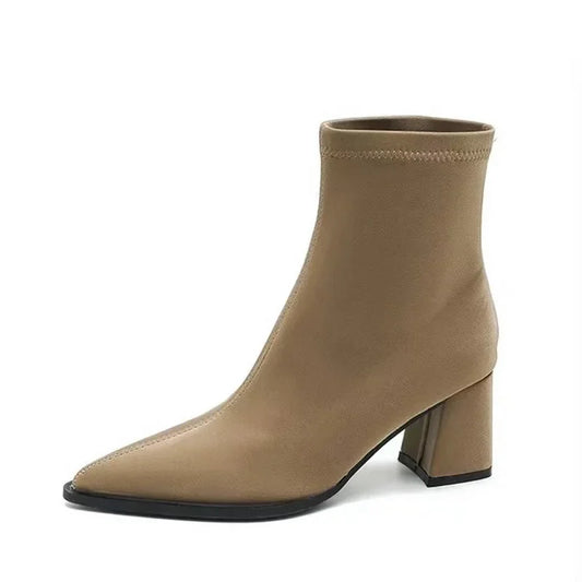 Modische und stützende orthopädische Stiefel