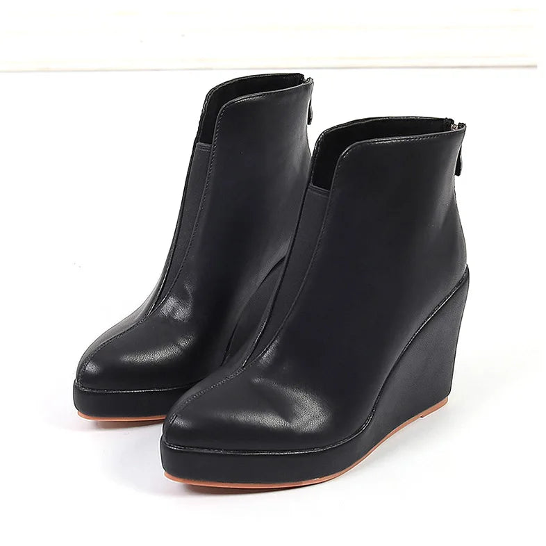 EM | Schlanke Keilstiefeletten