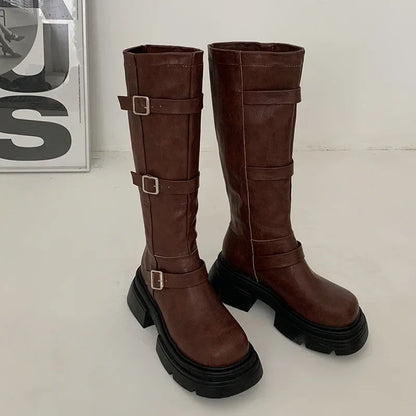 Stützende und trendige orthopädische Stiefel