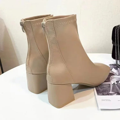 Lässige und stützende orthopädische Stiefel