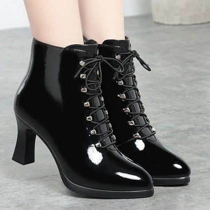 Elegante und stützende orthopädische Stiefel
