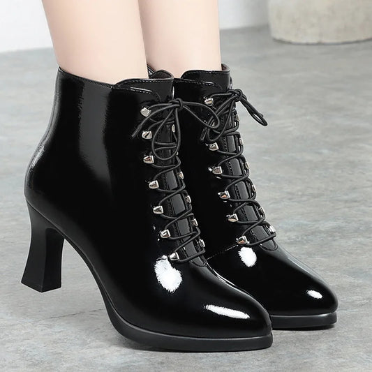 Elegante und stützende orthopädische Stiefel