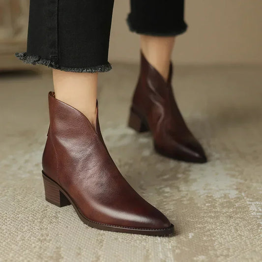 EM | Spitz zulaufende Stiefelette mit Blockabsatz