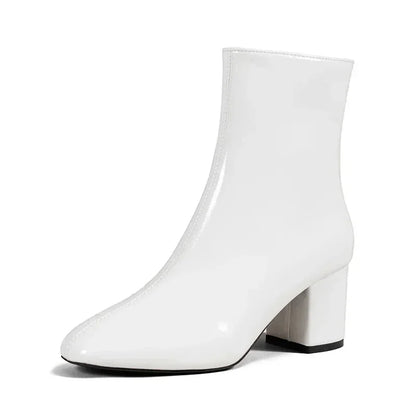 Modische und stützende orthopädische Stiefel