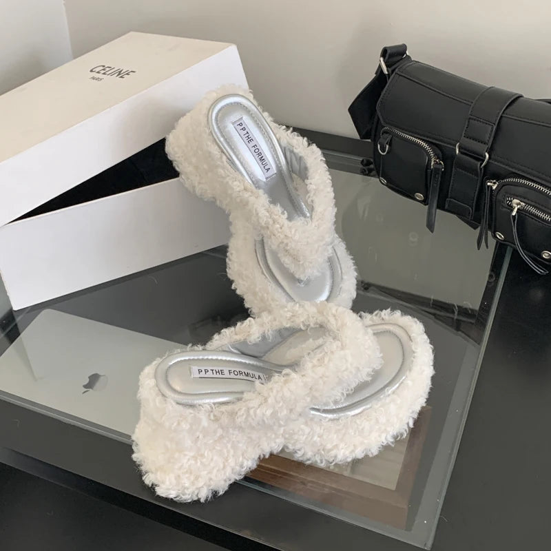 Elegante und stützende orthopädische Absätze