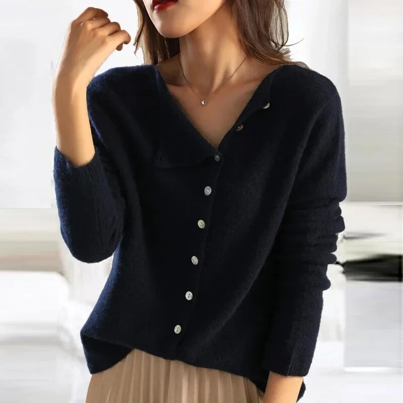 EM | Asymmetrischer Strickpullover mit Knopfleiste