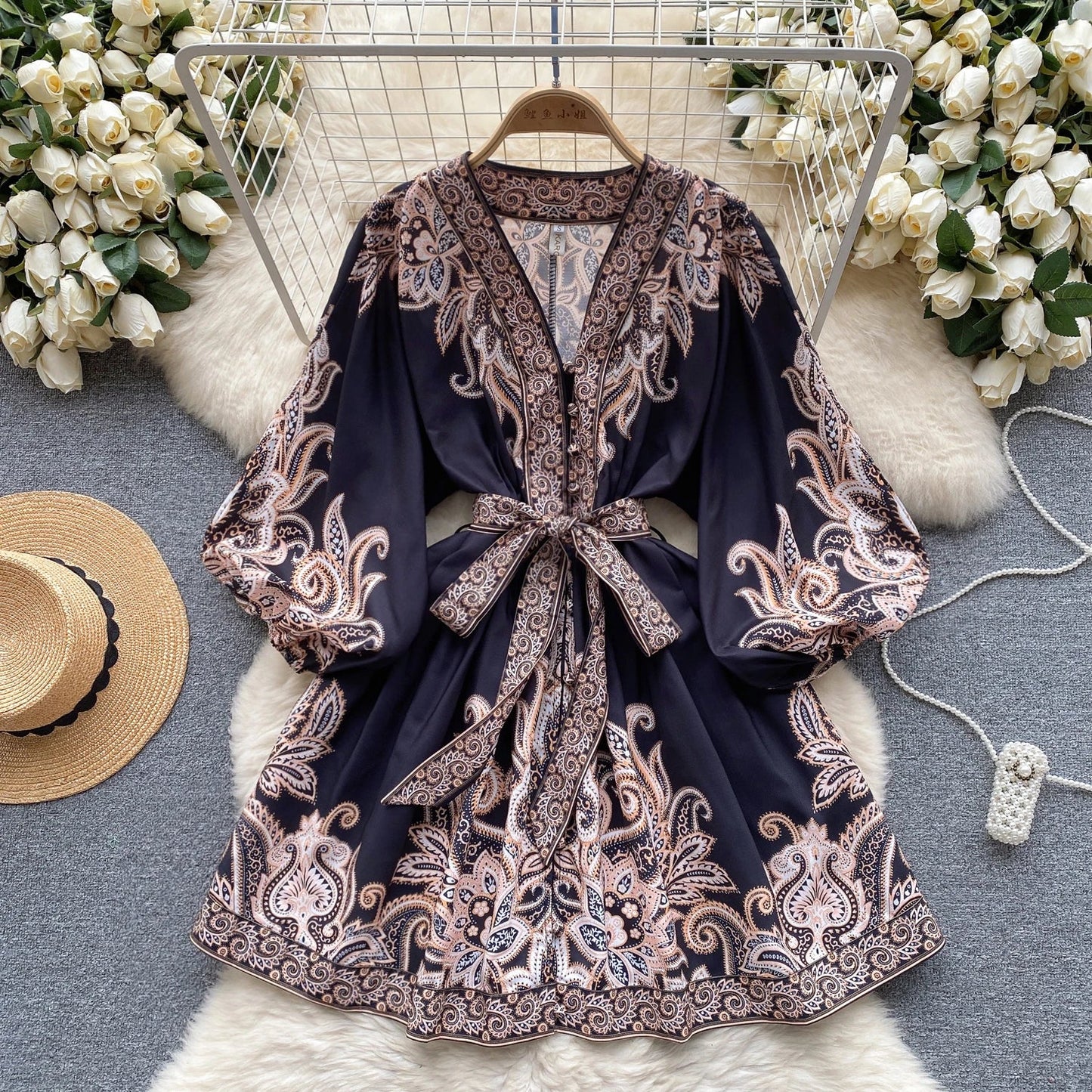 EM | Elegantes Minikleid mit Vintage-Print, Puffärmeln in A-Linie und V-Ausschnitt