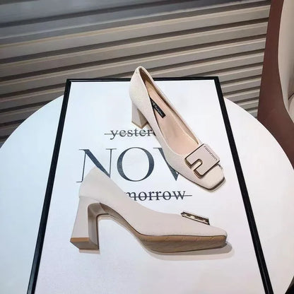 Elegante und stützende orthopädische Absätze