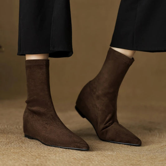 Stützende und trendige orthopädische Stiefel