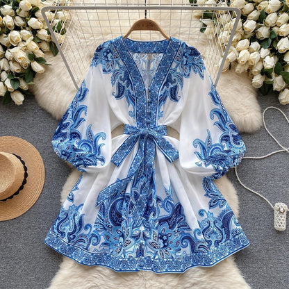 EM | Elegantes Minikleid mit Vintage-Print, Puffärmeln in A-Linie und V-Ausschnitt