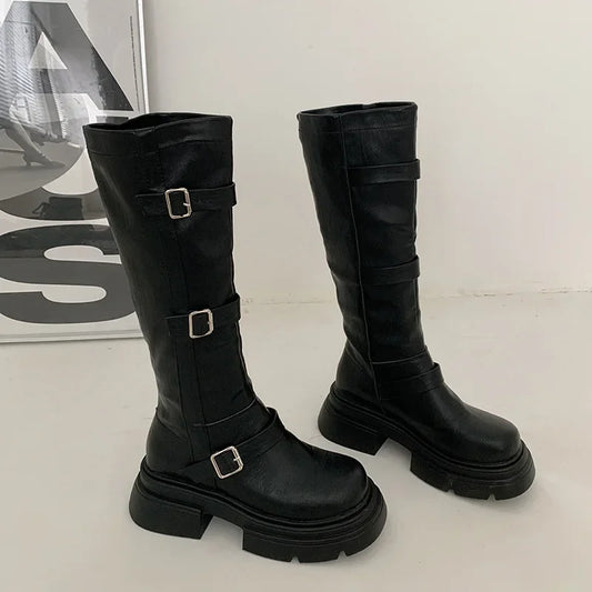 Stützende und trendige orthopädische Stiefel