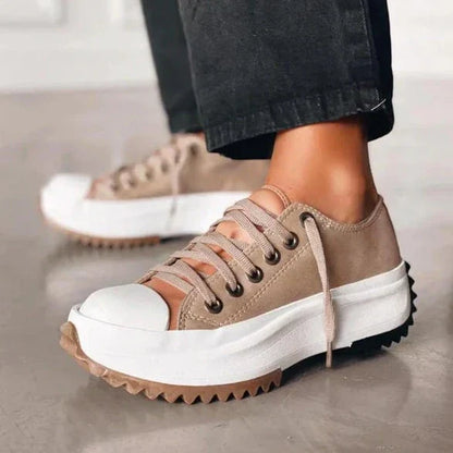 EM | Modische Turnschuhe mit Plateau