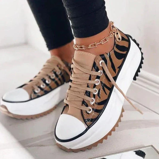 EM | Modische Turnschuhe mit Plateau